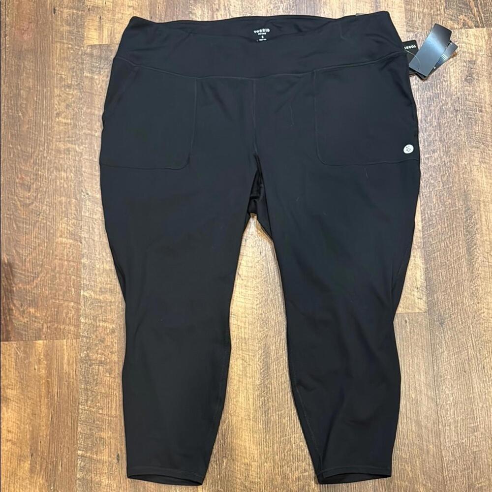 Torrid Active Black Leggings Capris Pockets Moisture Wicking Smooth Fit Size 5